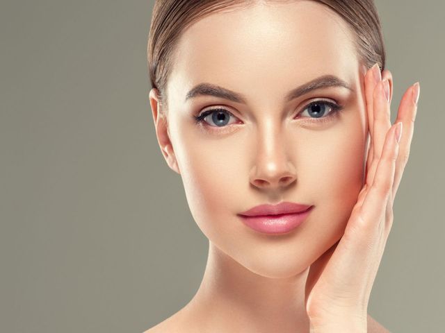 Jak stosować retinol? To pytanie zadają sobie osoby, które chcą wprowadzić do swojej codziennej pielęgnacji pochodną witaminy A. Retinol to substancja o silnym działaniu przeciwzmarszkowym.