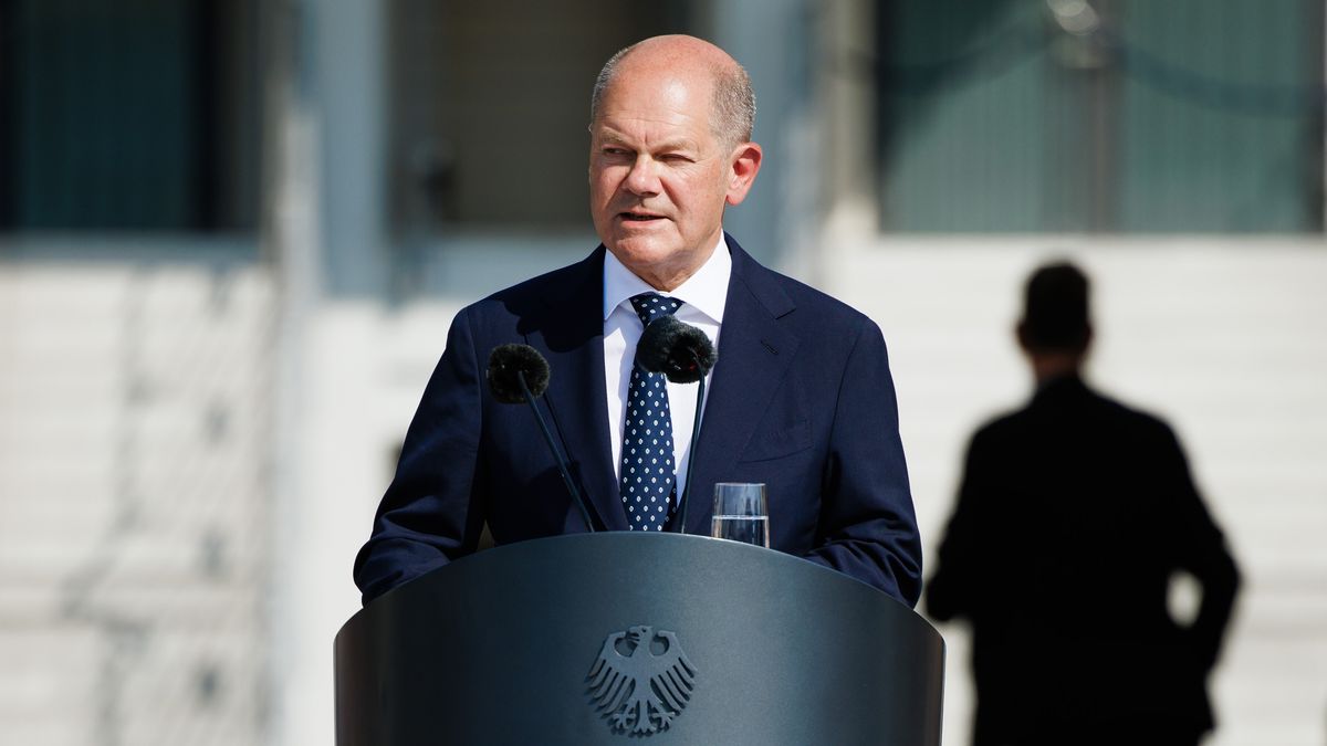 epaselect epa11489436 German Chancellor Olaf Scholz delivers a speech during an official oath-taking ceremony of the German Armed Forces at the defense ministry (Bendlerblock) in Berlin, Germany, 20 July 2024. The ceremony is held 80 years after the failed attempt by Claus von Stauffenberg and other conspirators to assassinate the Nazi dictator Adolf Hitler on 20 July 1944. They were arrested and executed at the Bendlerblock after the failed assassination attempt. EPA/CLEMENS BILAN Dostawca: PAP/EPA.