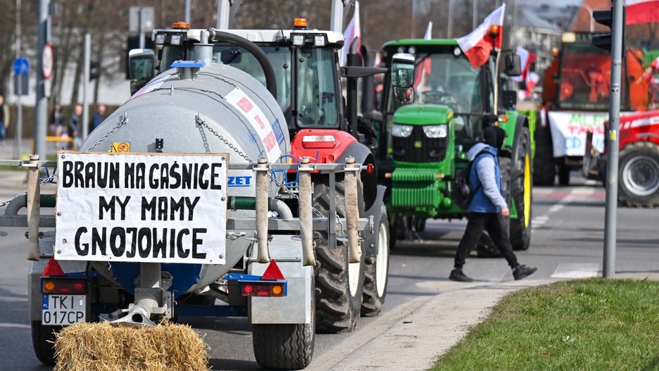 Rolnicy wciąż protestują. Blokady dróg i obornik przed urzędem