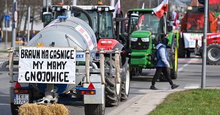 Rolnicy wciąż protestują. Blokady dróg i obornik przed urzędem