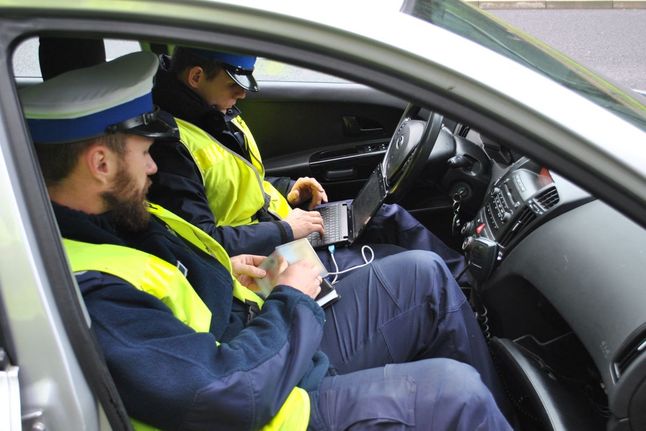 Na podstawie danych samochodu policja już dziś zdalnie może sprawdzić przebieg auta zapisany w Centralnej Ewidencji Pojazdów