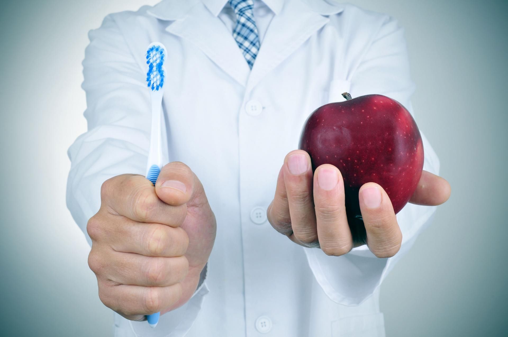 123rf.com Owoce w diecie mogą sprzyjać zdrowym i białym zębom