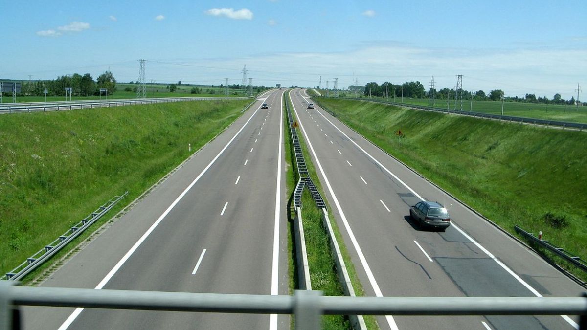 Rowerzysta jechał drogą ekspresową. Zdj. ilustracyjne 