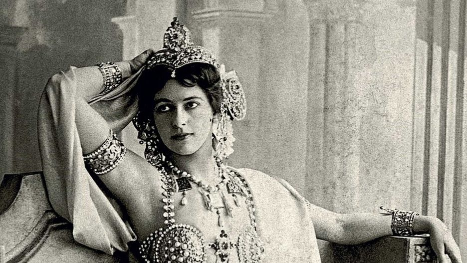 Mata Hari – zdjęcie zrobione w 1906 roku. Wkrótce po tym jak przybrała sobie nową personę i zaczęła życie egzotycznej tancerki - fot. domena publiczna
