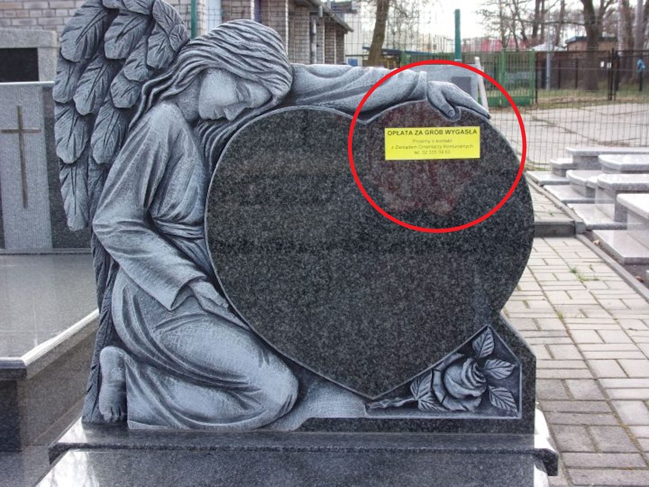 Żółte naklejki na grobach w Gliwicach. Zarząd cmentarzy wyjaśnia