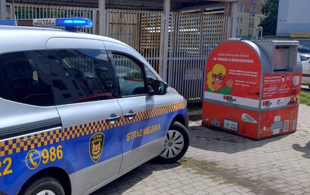 Z kontenera dochodziły rozpaczliwe dźwięki. Strażnicy ruszyli na ratunek