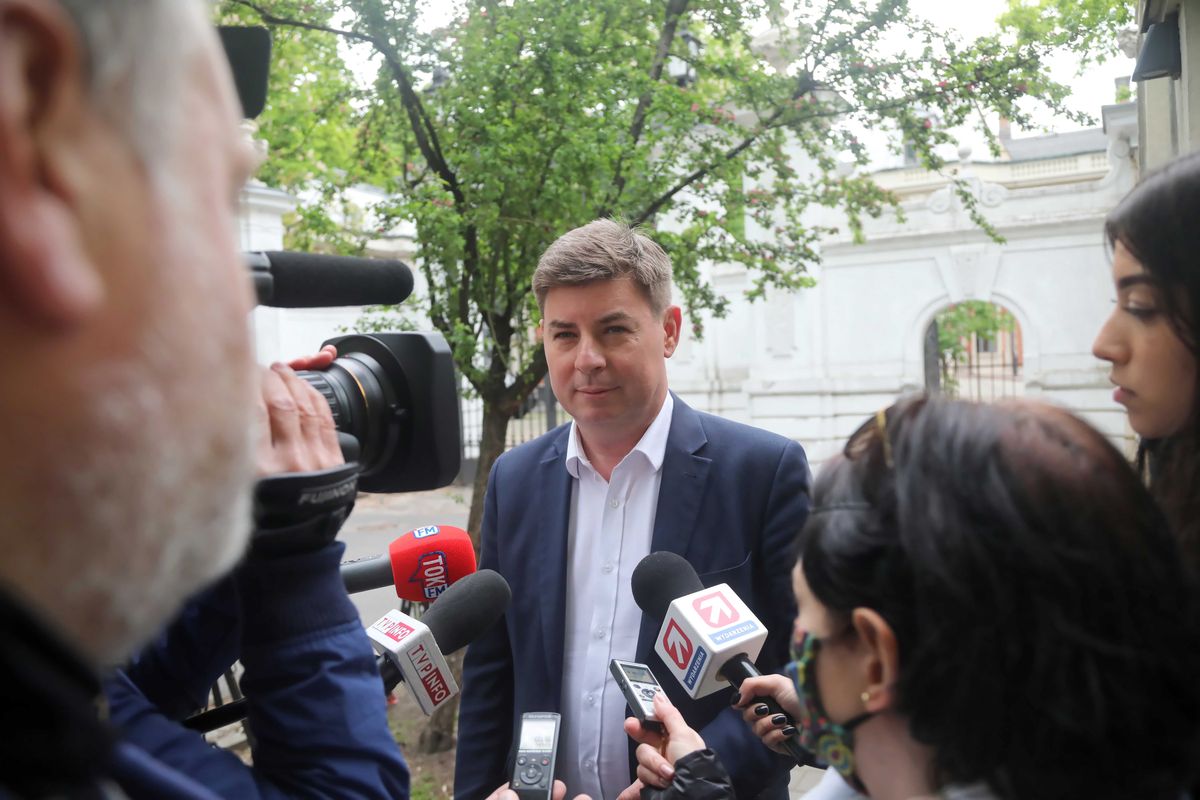 Obrady PO. Rzecznik partii Jan Grabiec przed rozpoczęciem narady w rozmowie z dziennikarzami
