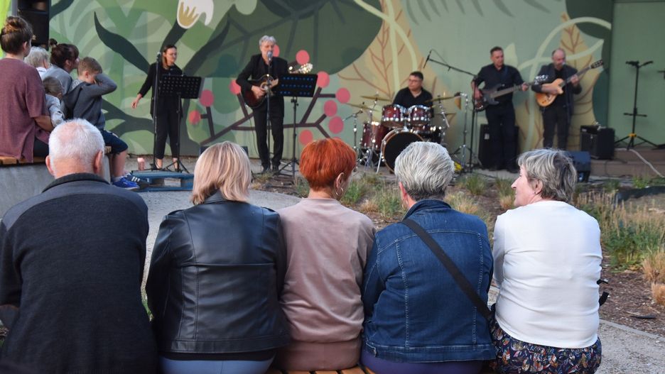 Tegoroczny &#34;Koncert dla sąsiada Tour&#34; zespół 5 Pora Roku zainaugurował występem w parku kieszonkowym na os. Słonecznym.