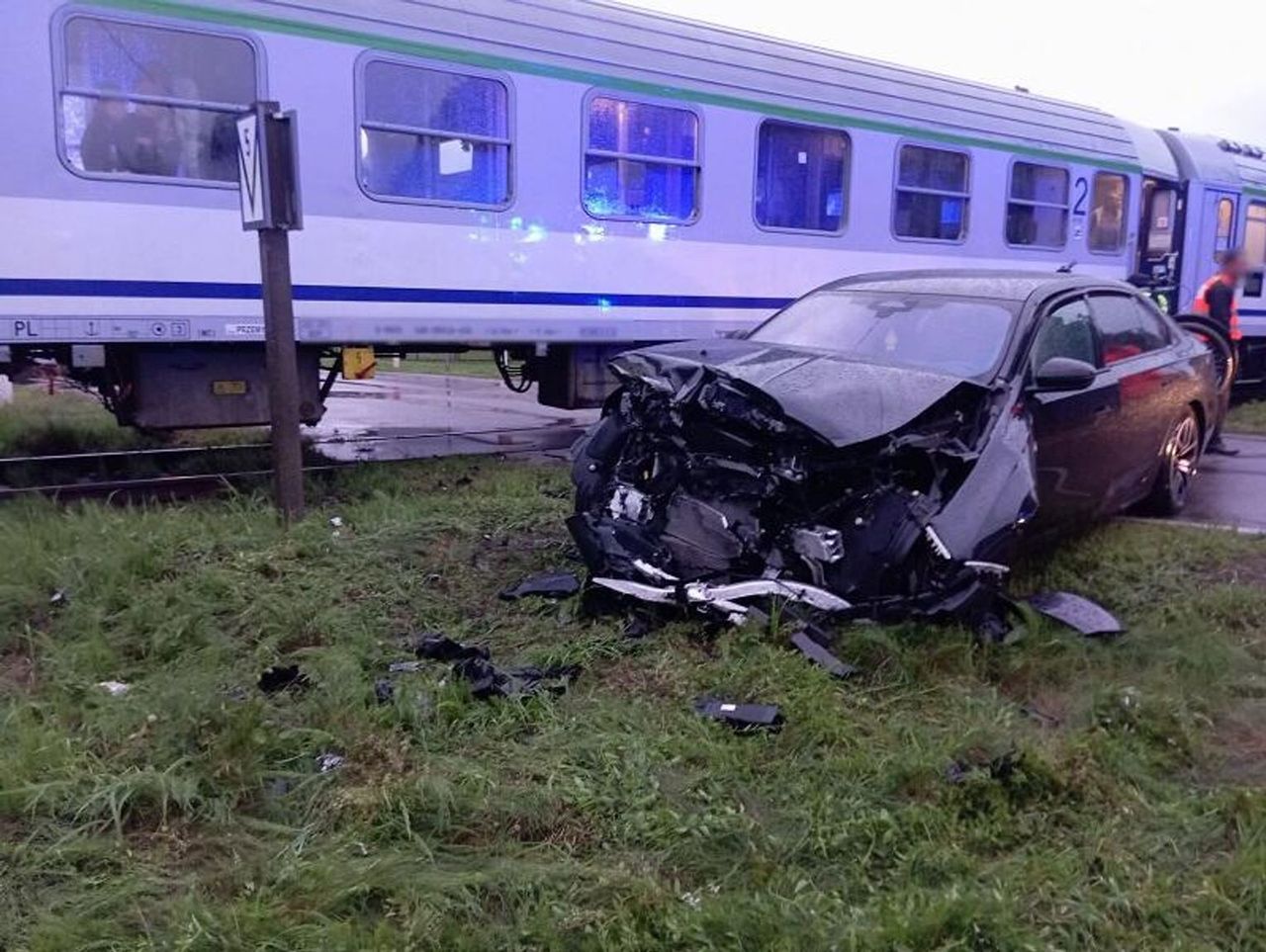 Wrzeście: Kierowca BMW zignorował znak "stop" i wjechał w pociąg. Miał mnóstwo szczęścia w nieszczęściu