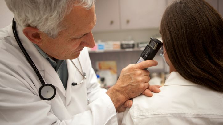 Trąbka słuchowa wyrównuje ciśnienie po obu stronach błony bębenkowej.