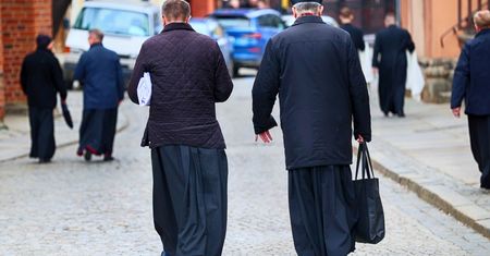 Księża w przebraniu. Diecezja ostrzega wiernych