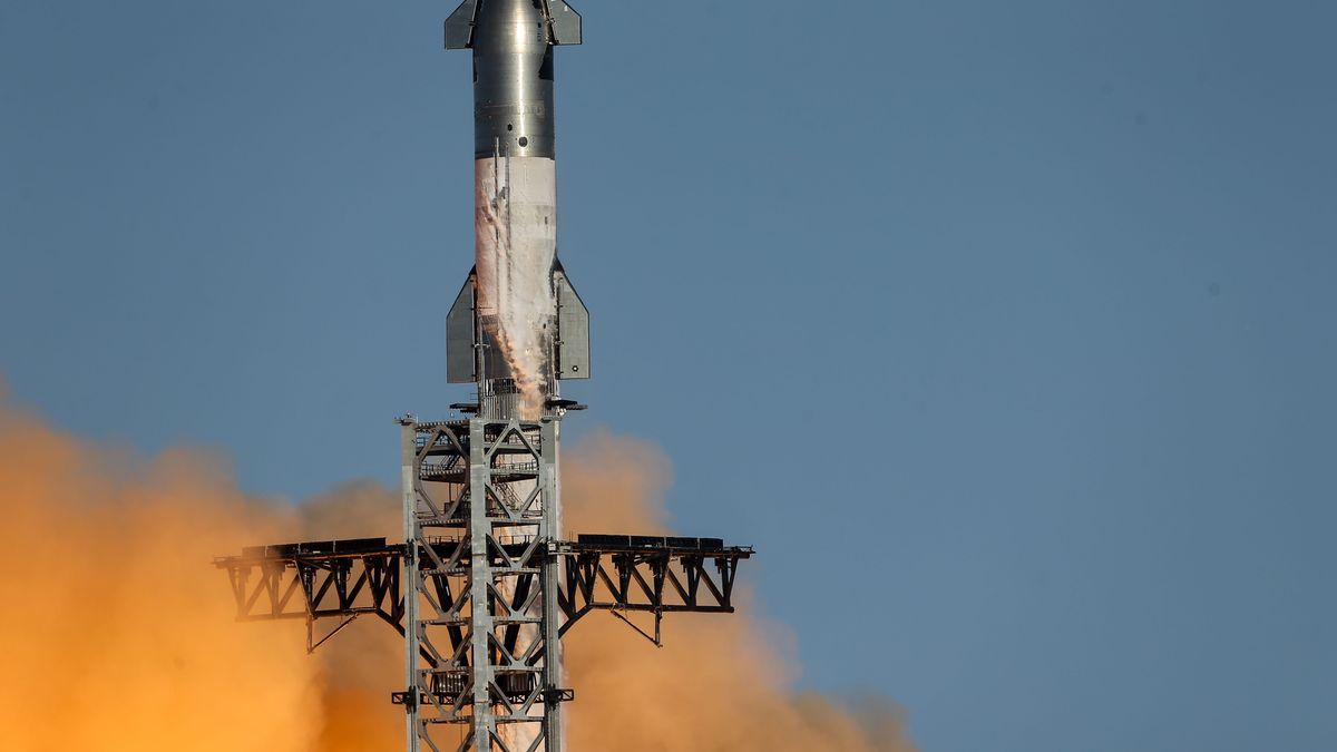 BOCA CHICA, TEXAS – NOVEMBER 19: SpaceXs Starship spacecraft and Super Heavy booster rocket lift off during a test flight Tuesday, Nov. 19, 2024, at Starbase in Boca Chica. (Jon Shapley/Houston Chronicle via Getty Images)