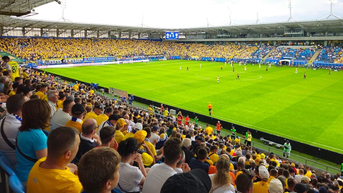 Pełny stadion kibiców na meczu Motoru Lublin