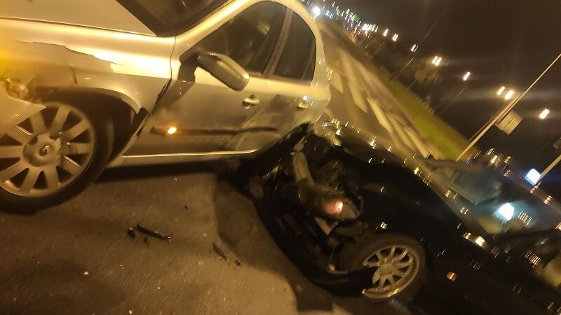 Nocna kolizja BMW z Renault na rondzie Kuklińskiego w Lublinie