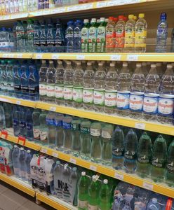 Wprowadzają konsumentów w błąd. "Fałszywe wody" w sklepach