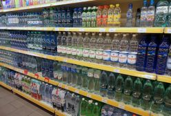 Wprowadzają konsumentów w błąd. "Fałszywe wody" w sklepach