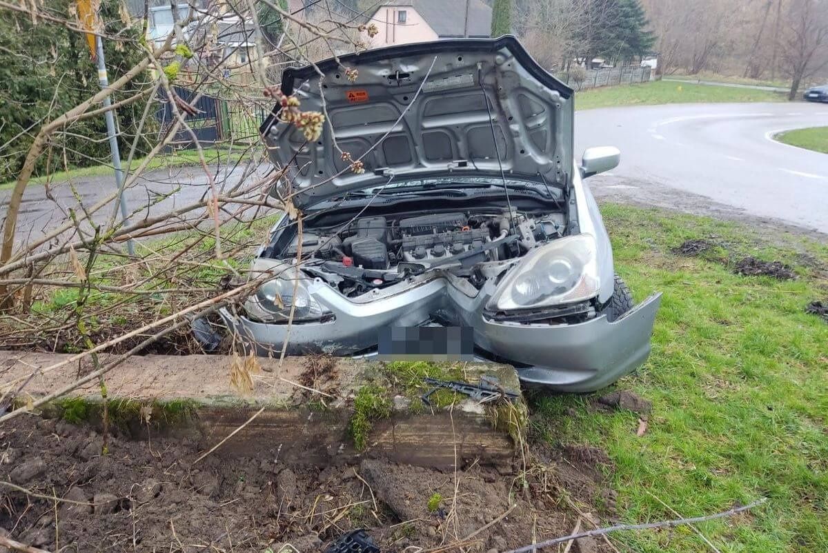 Honda rozbiła się o zalegający na poboczu słup betonowy