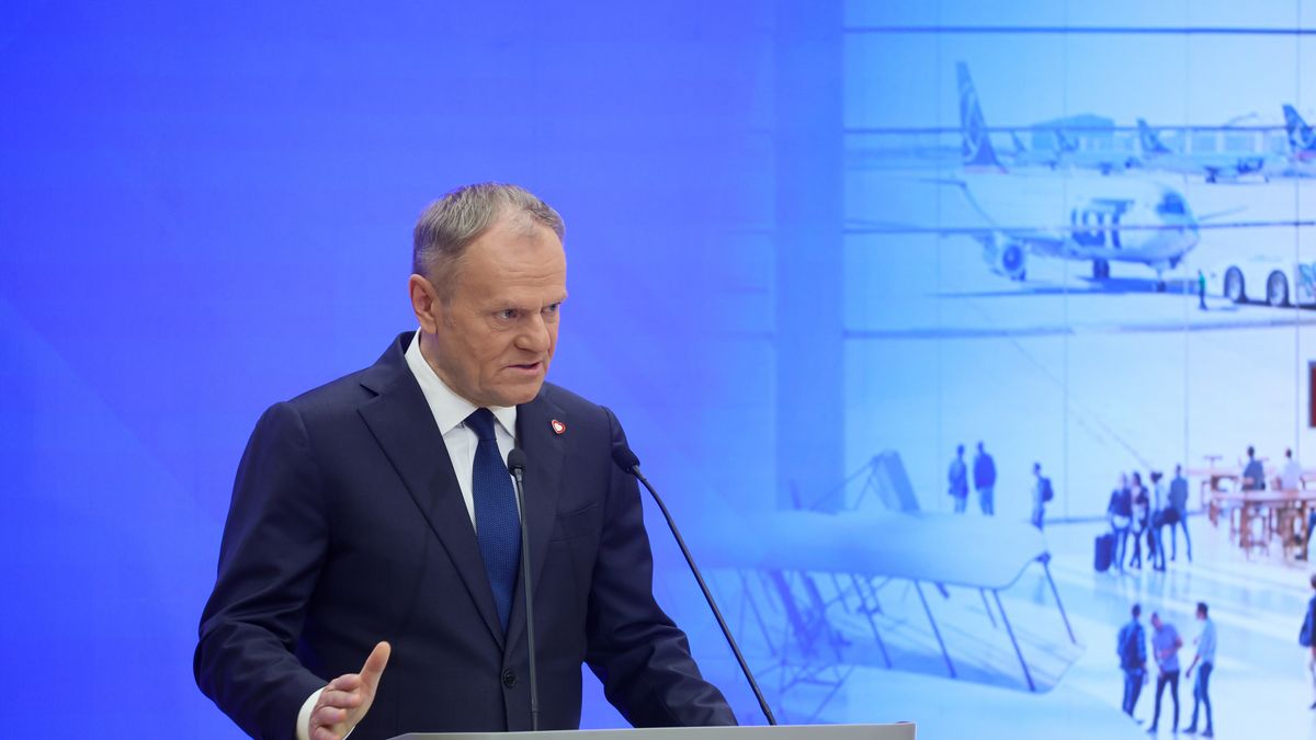 Warszawa, 12.12.2025. Premier Donald Tusk przemawia podczas spotkania "Lotnisko centralne - przyszłość i możliwości" w siedzibie Kancelarii Prezesa Rady Ministrów w Warszawie, 12 bm. (aldg) PAP/Leszek Szymański