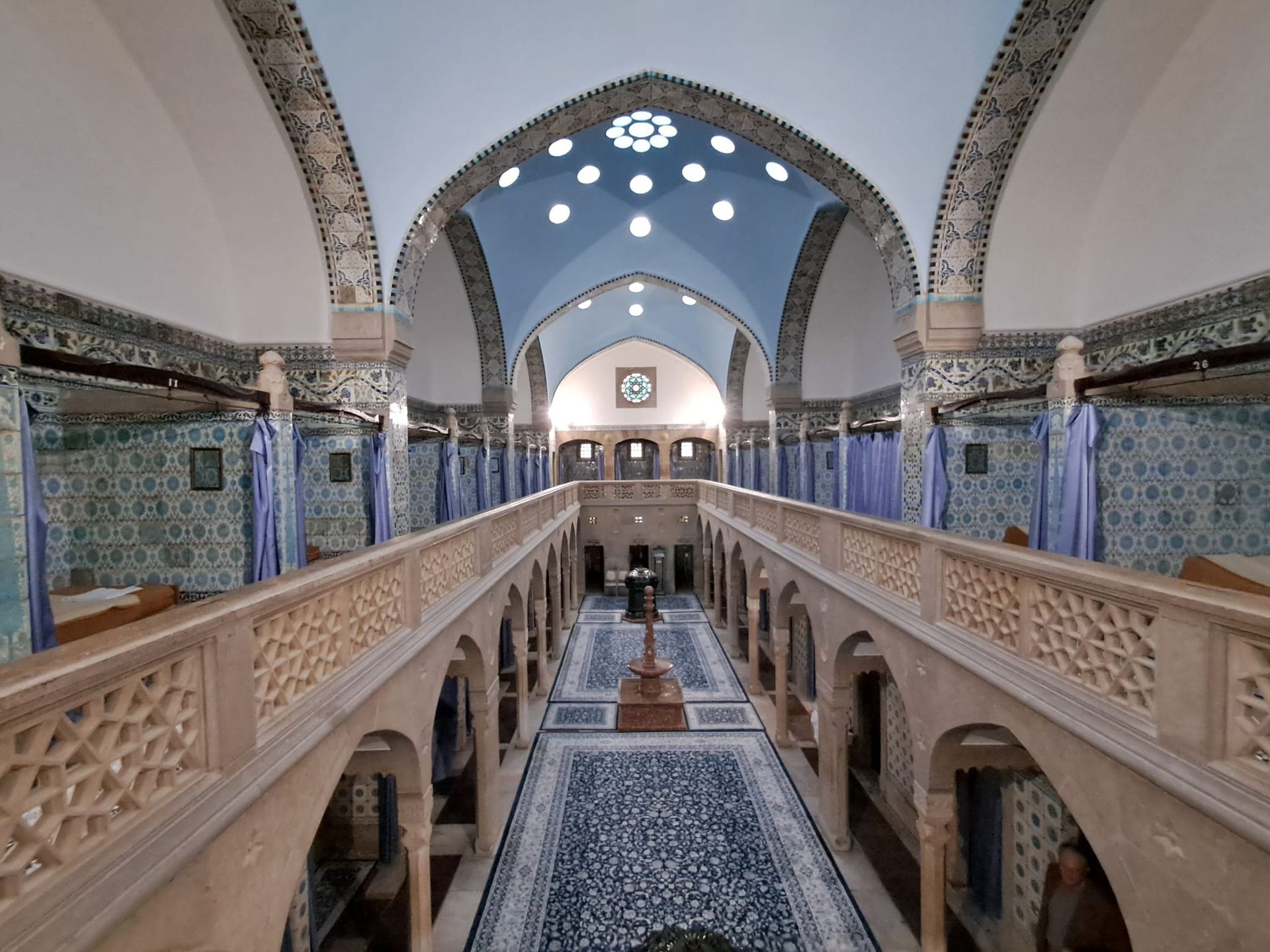 Hammam zbudowany został w stylu arabsko-mauretańskim