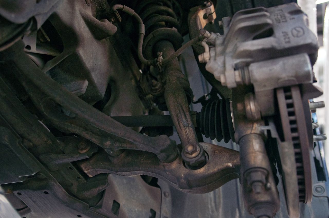 Mazda CX-60 na podnośniku, serwis, ASO