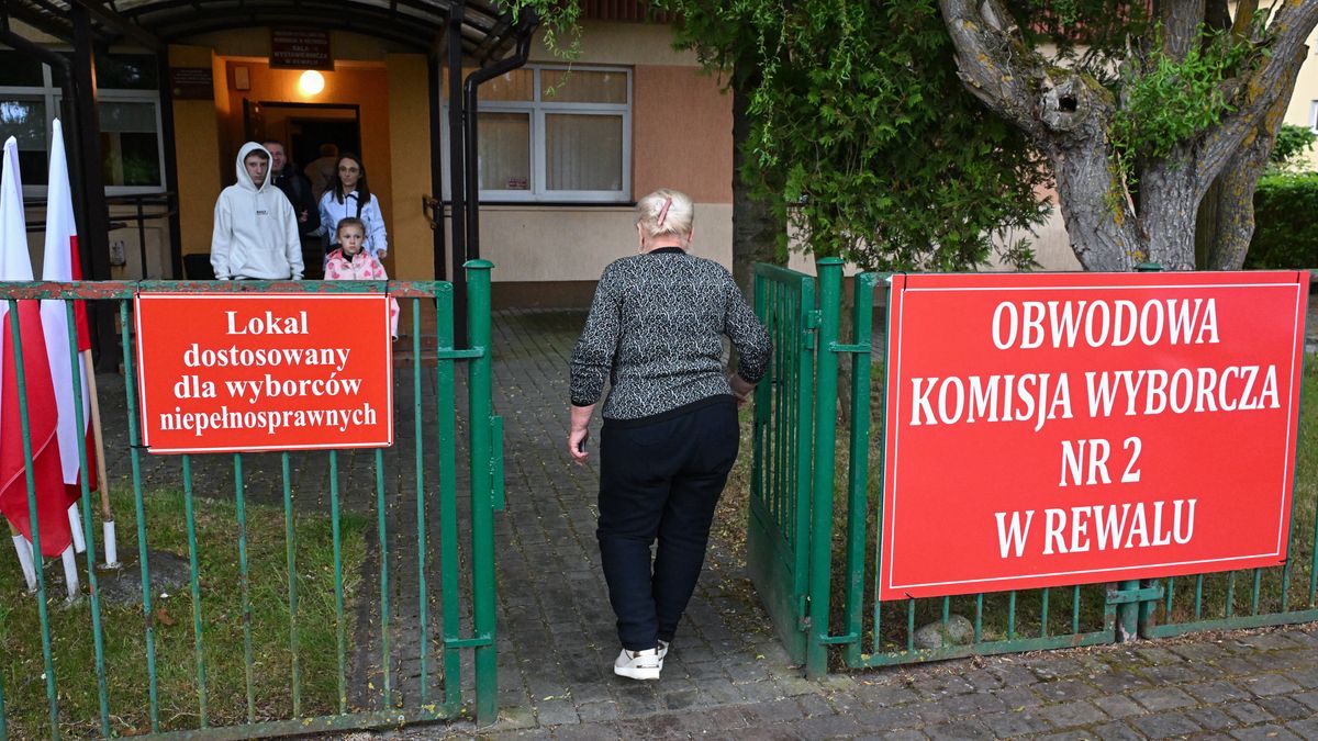 Rewal, 01.06.2025. Wybory prezydenta RP - II tura. Mieszkańcy miejscowości wypoczynkowej i turyści odpoczywający nad morzem, głosują w lokalu wyborczym w Rewalu, 1 bm. Rewal należy do miejscowości z największą frekwencją w I turze wyborów. Trwa głosowanie w II turze wyborów prezydenta RP. Do jego zakończenia obowiązuje cisza wyborcza. (mr) PAP/Marcin Bielecki