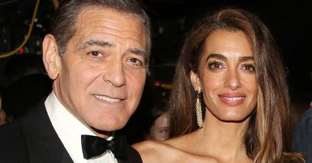 ODMIENIONY George Clooney pozuje z elegancką żoną za kulisami spektaklu