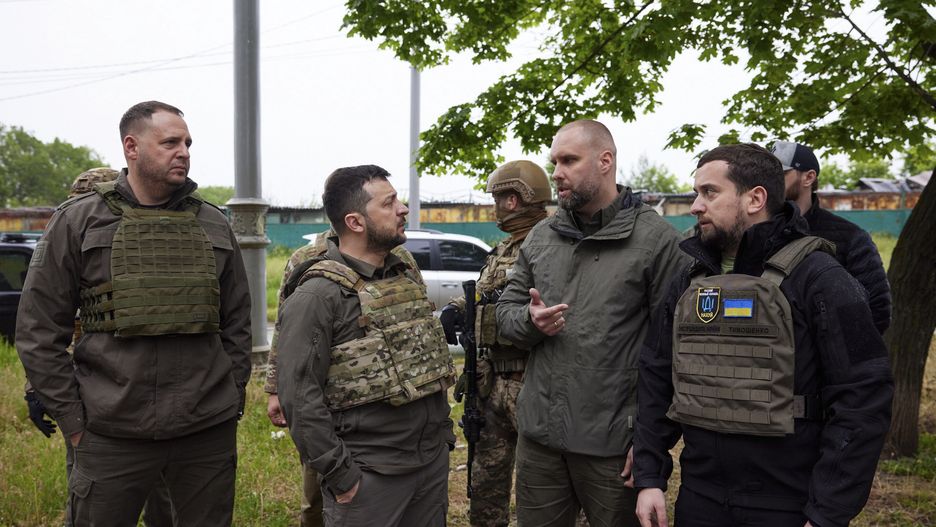 A handout photo made available by the Ukrainian Presidential Press Service shows Ukrainian President Volodymyr Zelensky (2-L) meeting with Ukrainian servicemen during his visit to the Kharkiv region, Ukraine, 29 May 2022, amid the Russian invasion. According to the Ukrainian presidential office, Zelensky visited the frontline positions in the east of the country and presented state awards to the military during a working trip to the Kharkiv region. On 24 February, Russian troops invaded Ukrainian territory starting a conflict that has provoked destruction and a humanitarian crisis. EPA/UKRAINIAN PRESIDENTIAL PRESS SERVICE HANDOUT -- MANDATORY CREDIT: UKRAINIAN PRESIDENTIAL PRESS SERVICE -- HANDOUT EDITORIAL USE ONLY/NO SALES Dostawca: PAP/EPA.