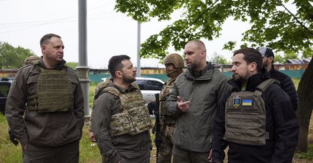 Zełenski zwalnia oficera. Chce śledztwa