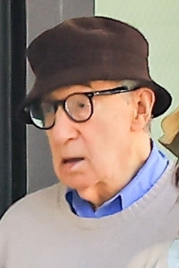 Woody Allen zmierza z żoną Soon-Yi do restauracji