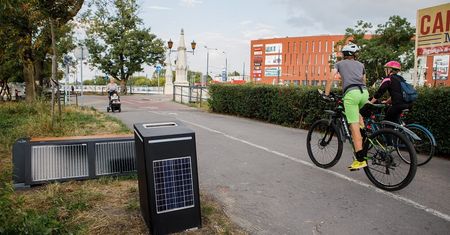 Lublin. Wzdłuż Bystrzycy stanęły ławki solarne i inteligentne kosze, które poinformują, gdy są pełne