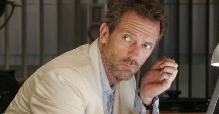 Zarośnięty i potargany. Przechodnie nie wiedzieli, że to Hugh Laurie