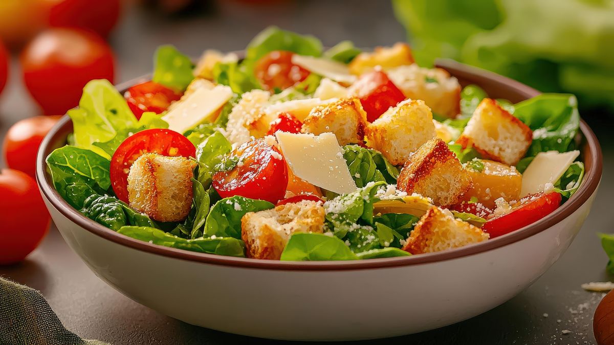 Sałatka z grzankami to świetny i smaczny pomysł na kolację