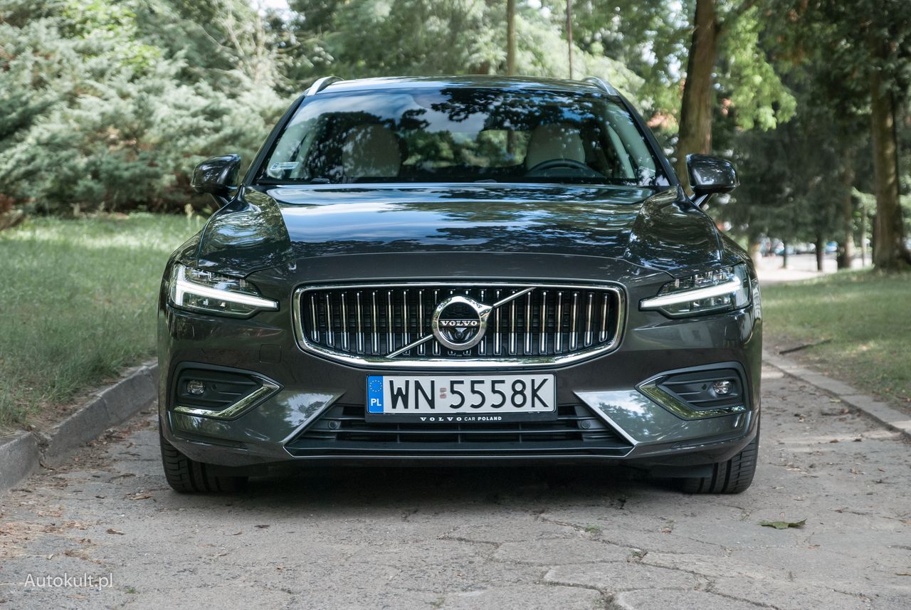 Volvo V60 T6 z przodu. Mniejsze V60 poznamy po nieco szerszych światłach do jazdy dziennej