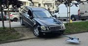 Mercedesem uderzył w auto i znak. Kierowca próbował uciekać pieszo