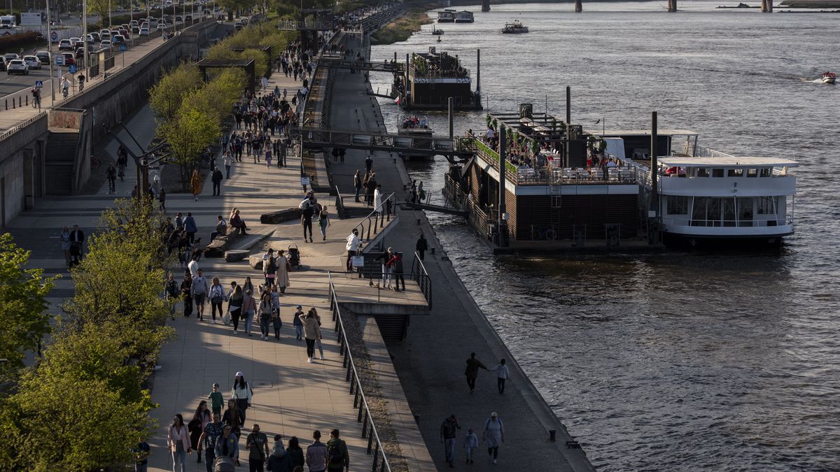 Warszawa, 01.05.2022. Tlumy warszawiakow odpoczywaly podczas pierwszego dnia majowki nad Wisla. Oblegane byly bulwary i okolice Mostu Slasko-Dabrowskiego. N/z setki spacerowiczow na bulwarach nad Wisla