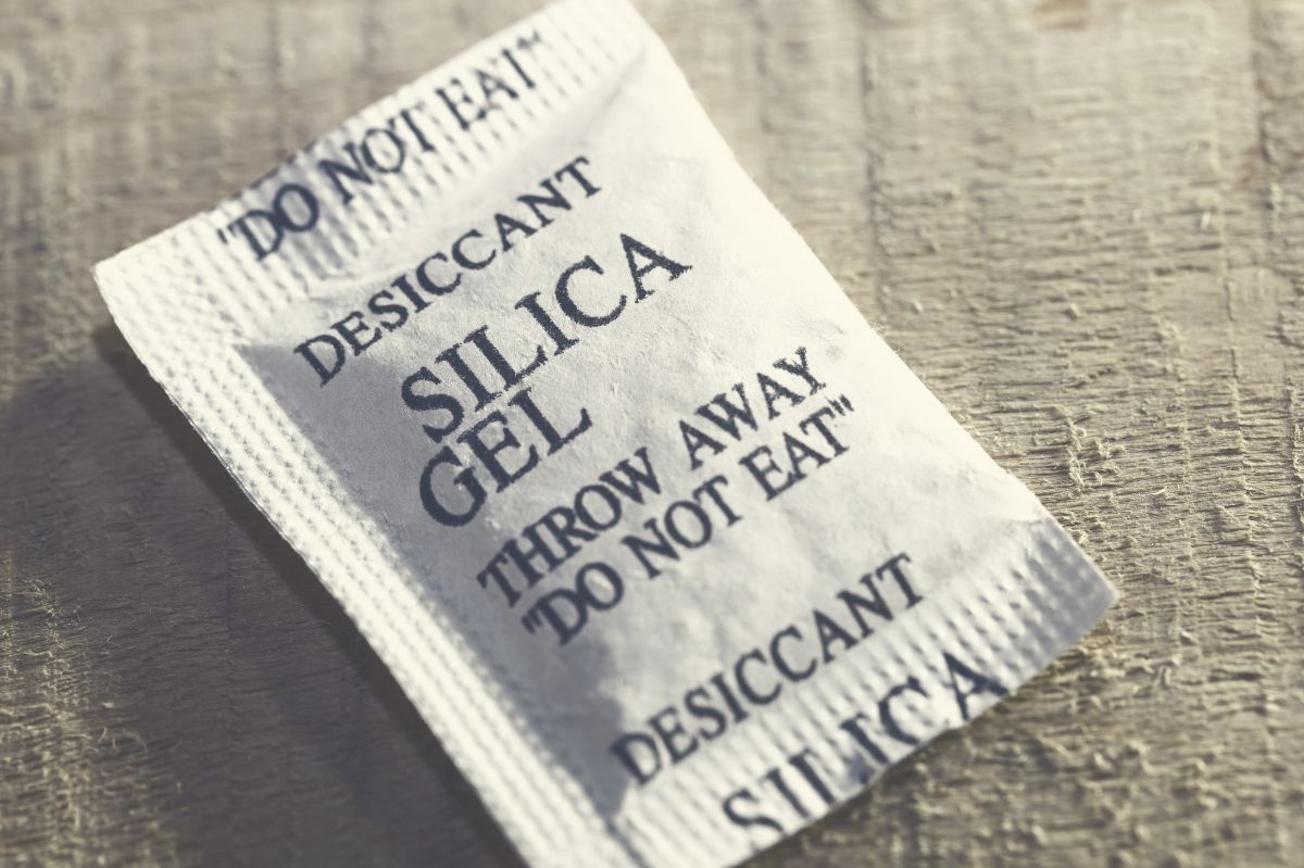 Silica gel jest w prawie każdym pudełku. Pomoże w walce z wilgocią