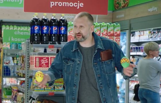 Świeżo malowane pisanki w wielkanocnej reklamie Żabki (wideo)