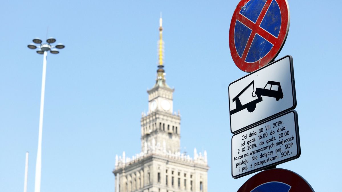 Znak B-36 oznacza "zakaz zatrzymywania się". Zdjęcie ilustracyjn