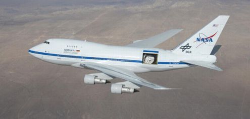 Ten Boeing 747 lata z szeroko otwartymi drzwiami