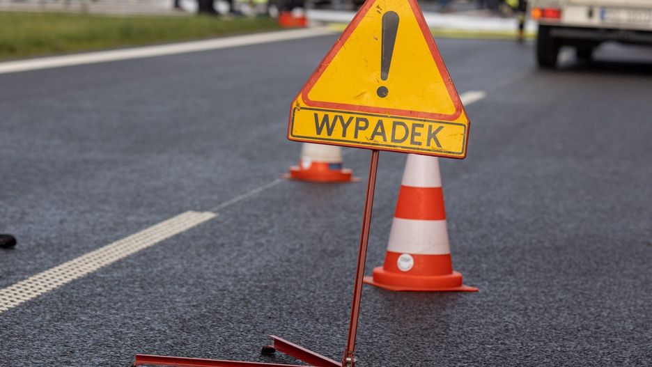 Warszawa. W al. Prymasa Tysiąclecia samochód wypadł z drogi