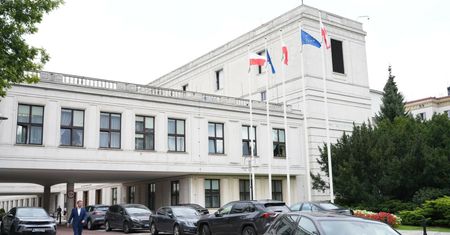Tak posłowie parkują przed Sejmem. Aktywista przeprowadził akcję