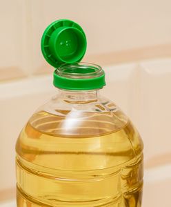 Gdzie wyrzucić pustą butelkę po oleju? Pewnie robisz to źle