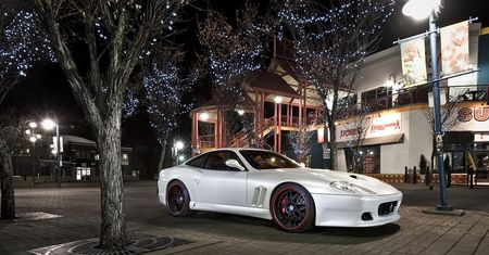 Śnieżnobiałe Ferrari 575M