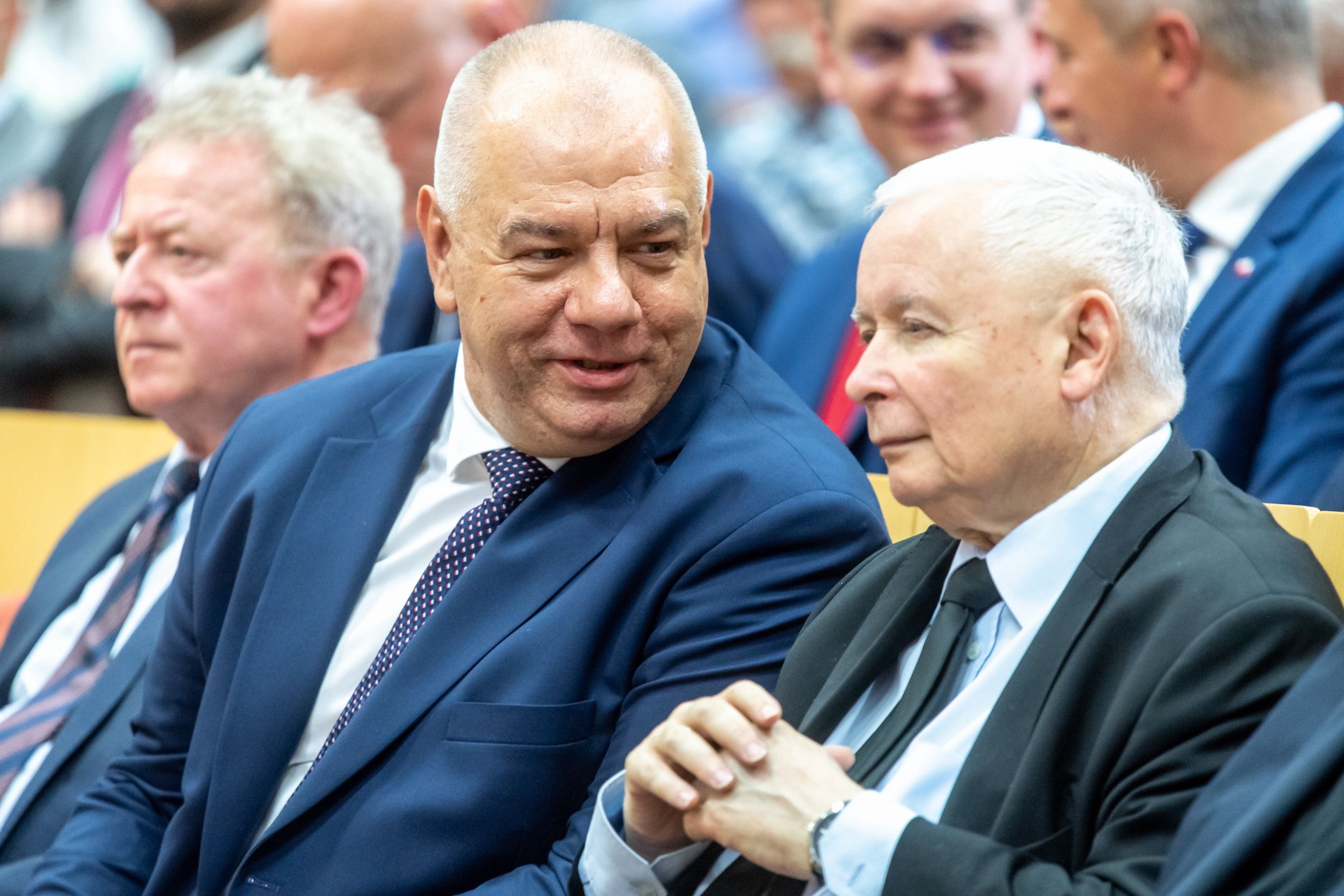 Toruń, 25.06.2022. Prezes PiS Jarosław Kaczyński (P), wicepremier, minister aktywów państwowych Jacek Sasin (C) i komisarz UE ds. rolnictwa Janusz Wojciechowski (L) podczas konferencji "Bezpieczeństwo gospodarcze Polski", 25 bm. na Akademii Kultury Społecznej i Medialnej w Toruniu. (mr) PAP/Tytus Żmijewski