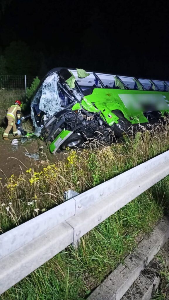 Zderzenie czołowe ciężarówki z autokarem na S7. Ciężarówka w ogniu, autokar w rowie