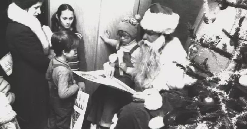 Toruń: Mikołajki dawniej i dziś. Słodycze na kartki, kolejki, batony z Peweksu