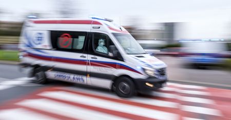 Warszawa. Karetka zaklinowała się wjeżdżając na parking podziemny