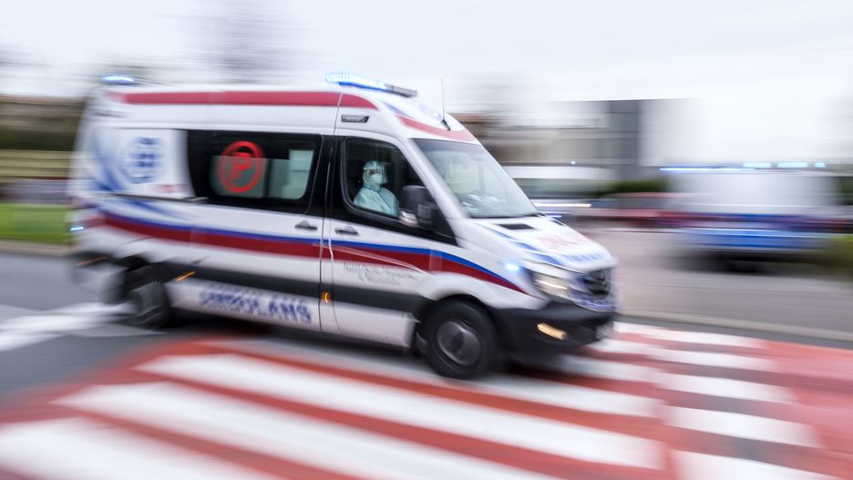 Warszawa. Ambulans zaklinował się wjeżdżając na parking