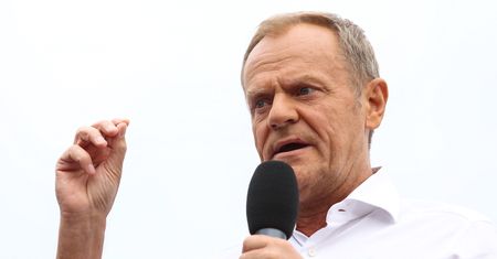 Zastanawiające incydenty na kolei. Tusk pyta o policjanta