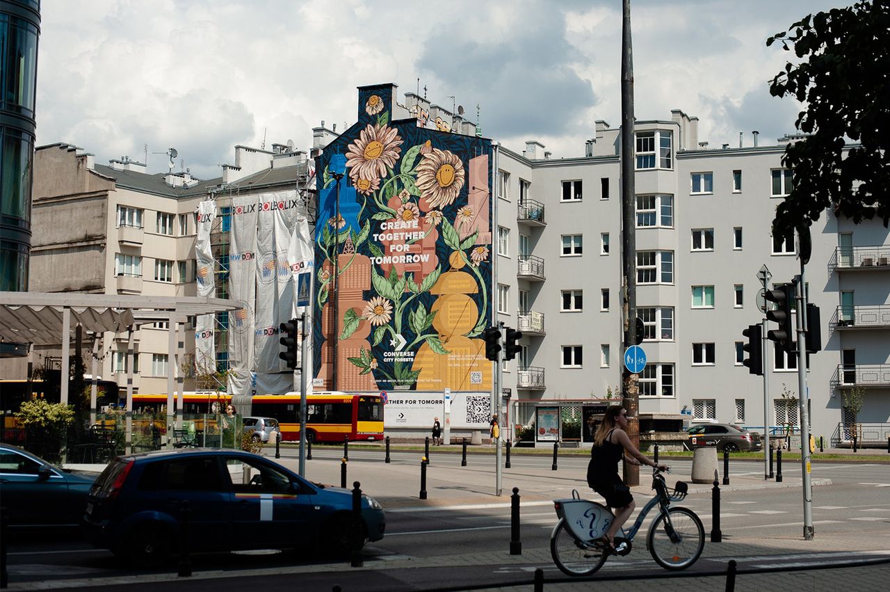 Kolorowy mural w Warszawie oczyszcza powietrze z "mocą" 720 drzew